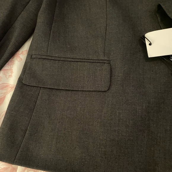 Calvin Klein Ladies Fitted 2-Button Blazer. Size 14 - Picture 4 of 6